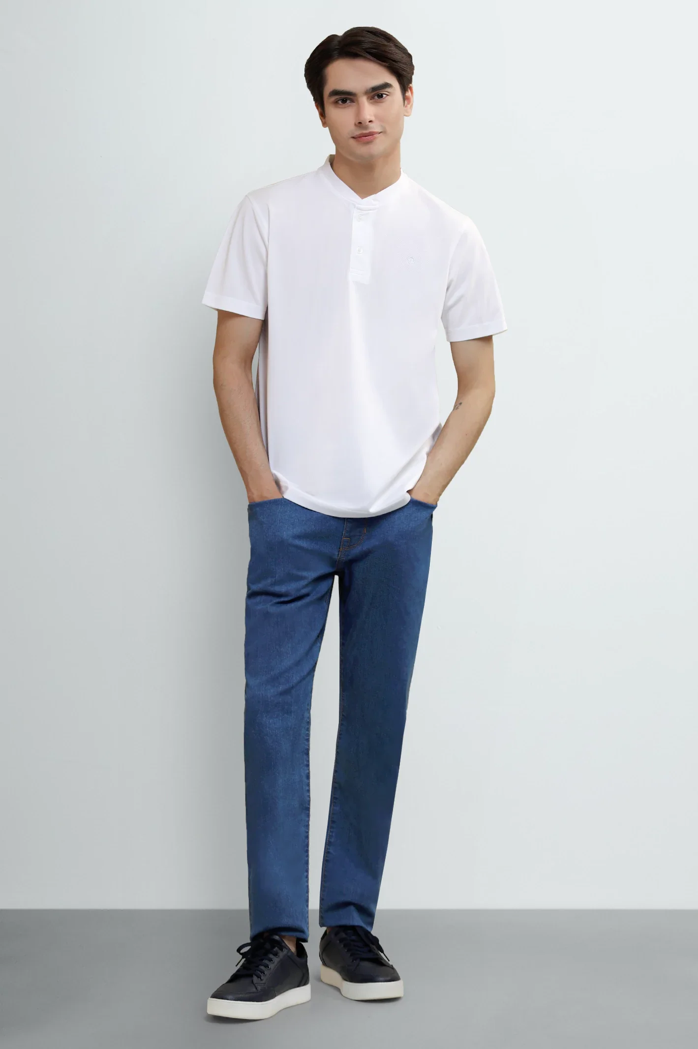 Men's White Mandarin Collar Henley T-Shirt - Image 2