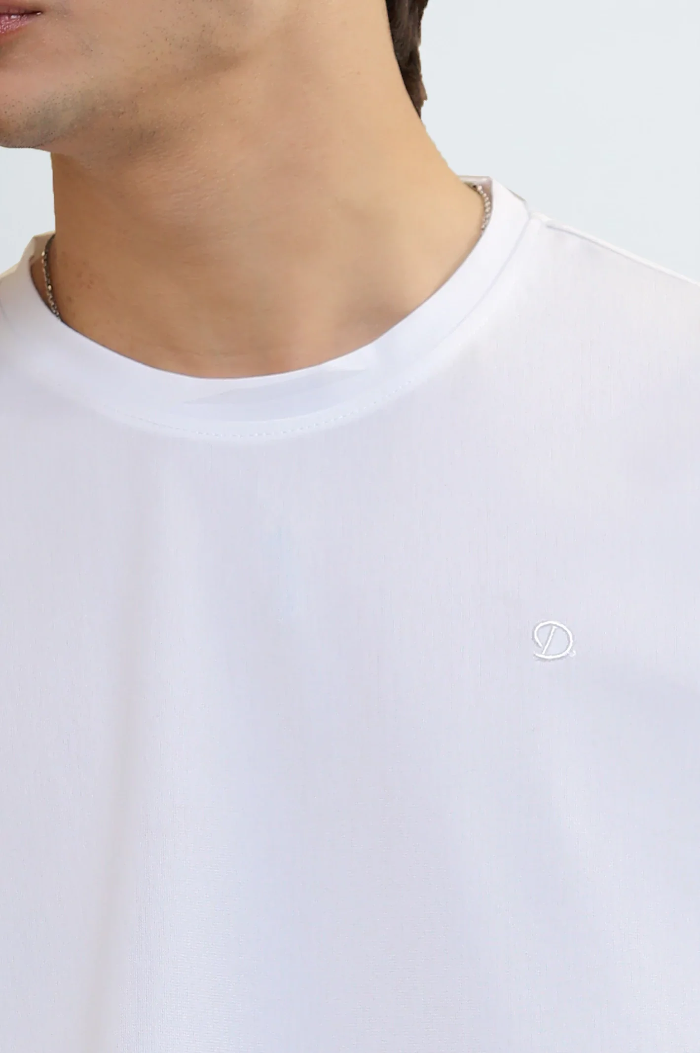 White Basic Crew Neck T-Shirt - Image 3